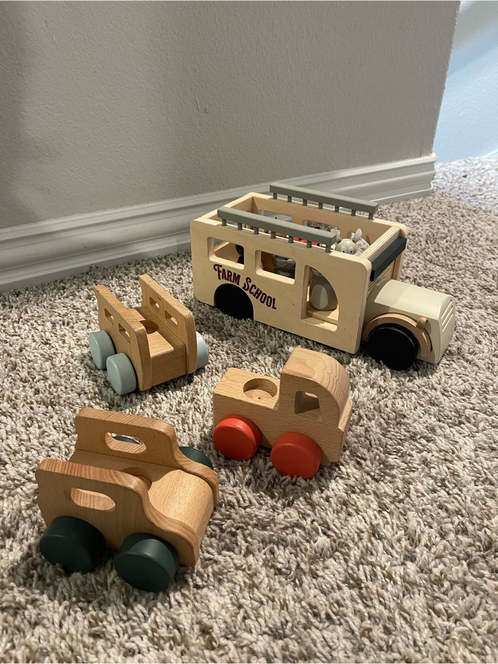 Hearth and hand bus / vehicles & animals
